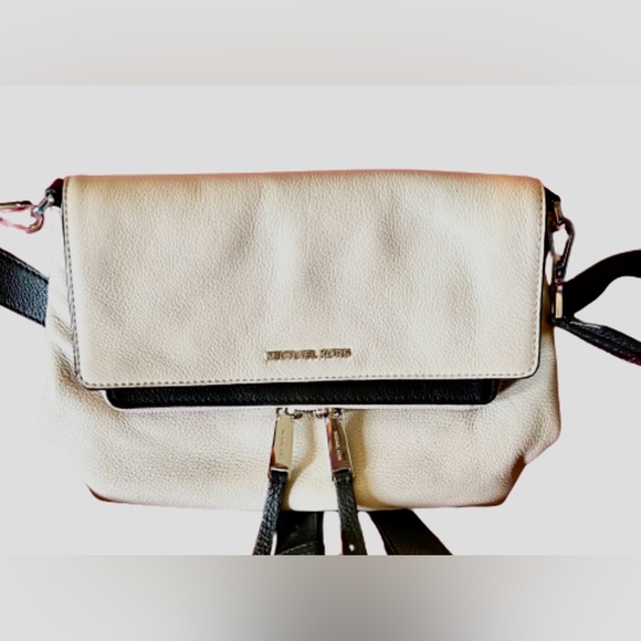 Like New Michael Kors Ezra Medium Messenger Bag in Cement & Black - Picture 3 of 10